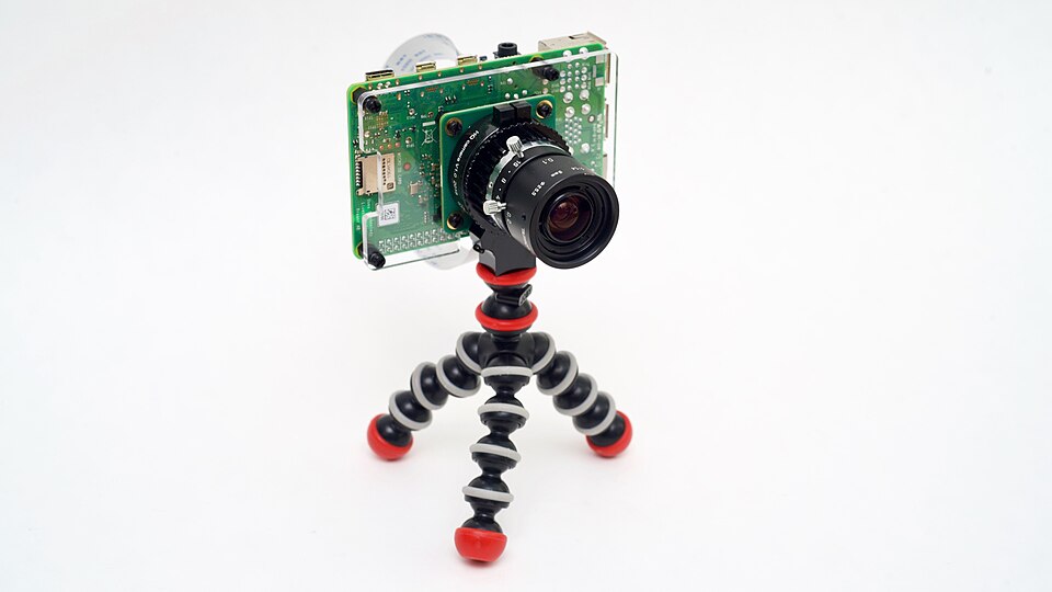 Raspberry Pi High Quality Camera 装在三脚架上。前部 C/CS 接口可以接专业相机镜头。摄影：Jeff Geerling / Wikimedia Commons，CC BY 2.0
