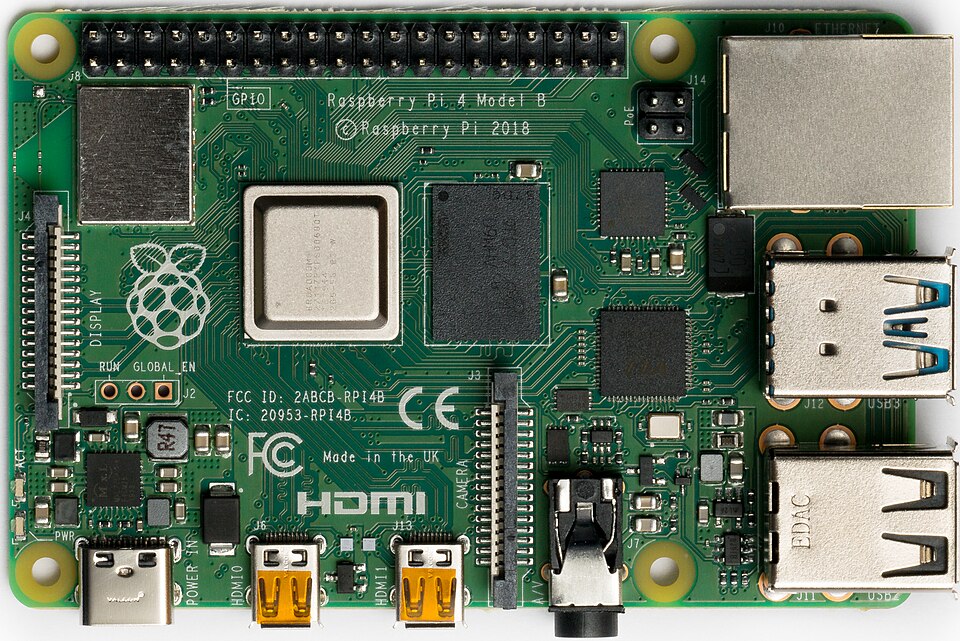 Raspberry Pi 4 Model B 板正面:双 micro HDMI、USB Type-C 供电接口、USB 3.0、千兆以太网。摄影:Laserlicht / Wikimedia Commons,CC BY-SA 4.0
