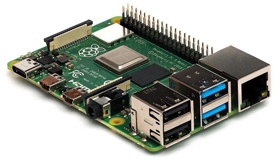 Raspberry Pi 4 Model B 侧视图——USB Type-C 接口位于板子左侧(与电源、双 micro HDMI、3.5 mm 音频排成一行)。摄影:Laserlicht / Wikimedia Commons,CC BY-SA 4.0